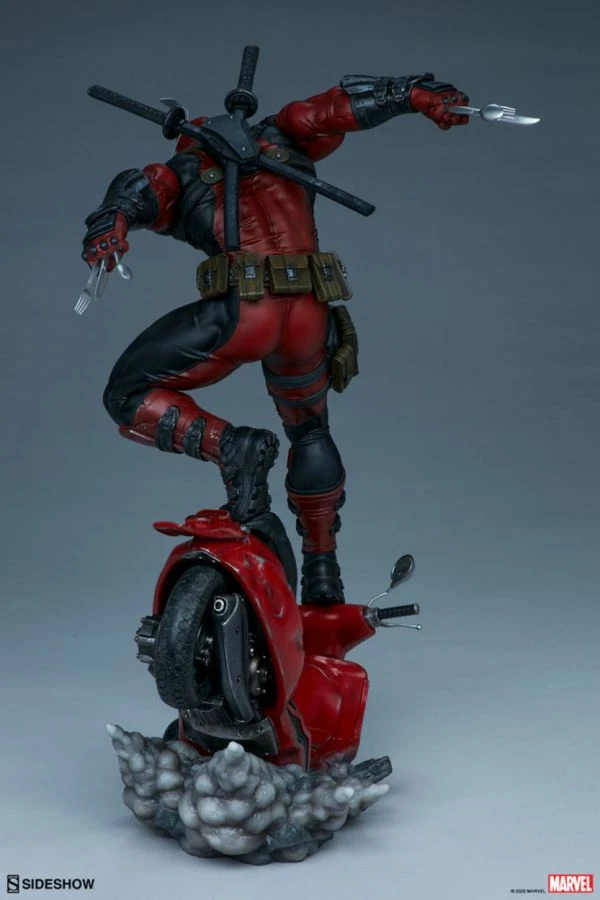 Sideshow Collectibles Marvel Comics - Deadpool Premium Format Statue 4 Sideshow Collectibles Marvel Comics - Deadpool Premium Format Statue